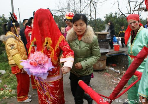 和她结婚当天，突然知道她在城里做陪酒女，我该如何抉择？