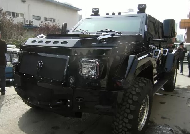 1500万骑士十五世去洗车房,工作人员直摇头:我们不洗装甲车