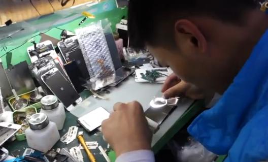 外国小伙在华强北买零件组装手机,拆封一台华强北iphone6