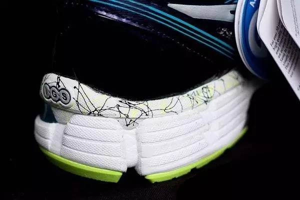 白鞋子有黑色污渍怎么去除,鞋子上的顽固污渍怎么去除