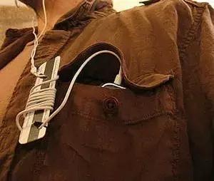 耳机线收进盒子,耳机线拔出来