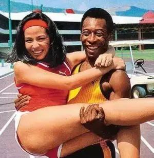 张国荣抱周润发视频,左拥右抱走向人生巅峰