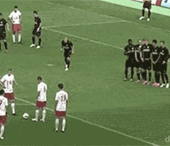 足球搞笑视频c罗把球框搬走,足球搞笑视频c罗梅西