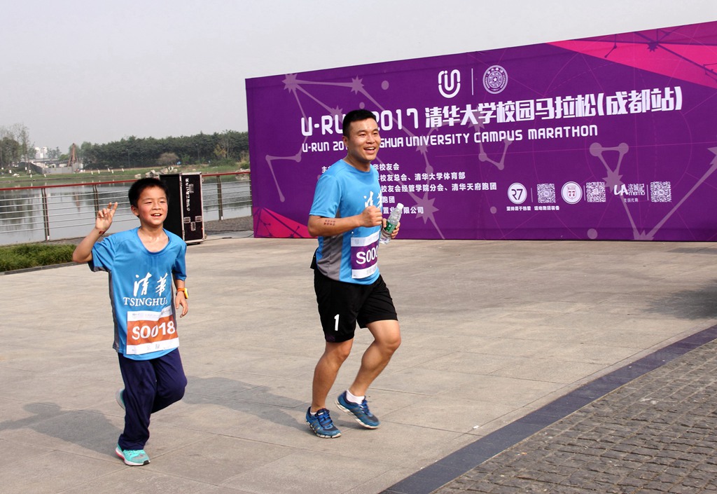 环球同跑迎校庆，清华校友锦城湖畔展英姿（原创）