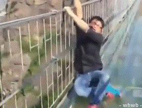 玻璃滑道断裂游客险坠落后续,景区玻璃栈道发生事故