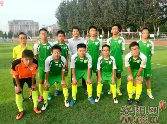 足球小子踢球,足球少年逐梦绿茵场