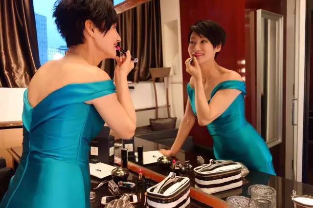 金像奖|她们没有摘得影后,却靠唇色突围了黑裙阵营!