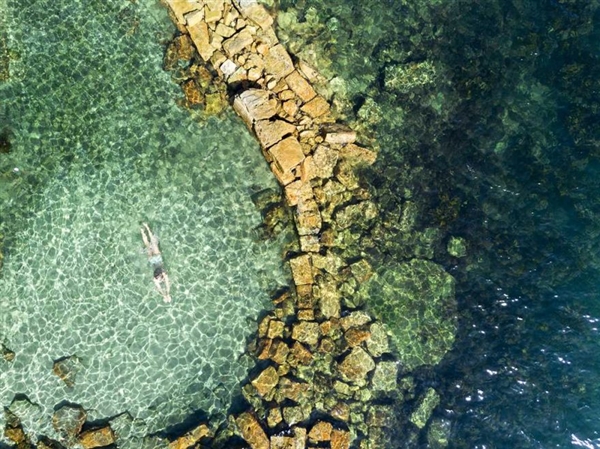 摄影师海边拍照视频,航拍邦迪海滩