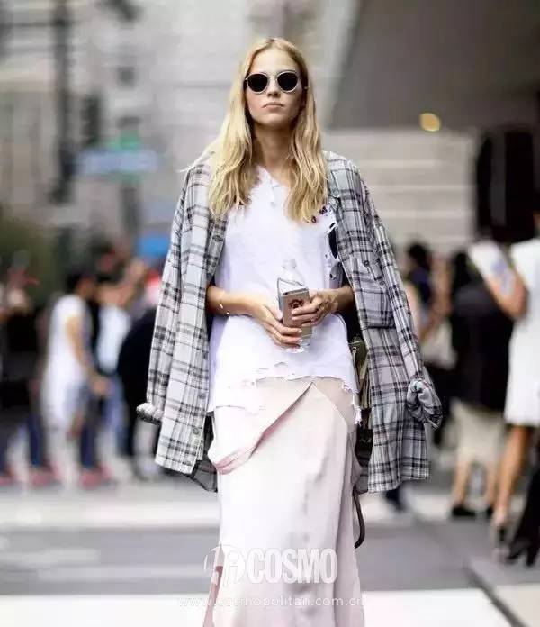 时髦破衣服,今年最流行的破洞上衣