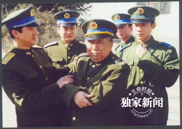 阎老走了,也许你熟悉舞台上的他,却未必了解生活中另一个他