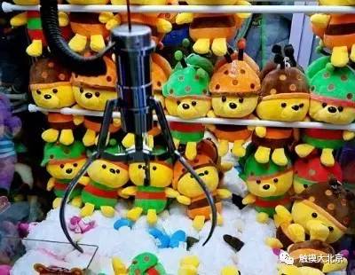 北京抓小物品的娃娃机,北京最火抓娃娃机在哪里