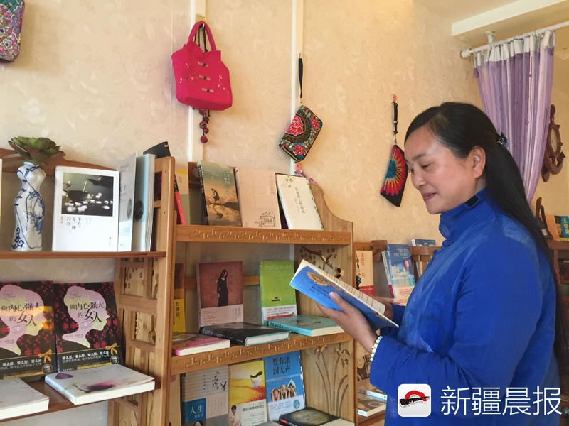 乌鲁木齐读书达人何志涓:把家改造成了读书社
