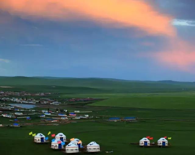 在草原骑马射箭,在草原上骑马奔跑