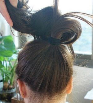礼仪发型简单扎法花苞头,舞蹈花苞头的扎法教程