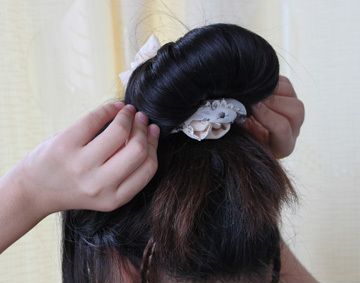 礼仪发型简单扎法花苞头,舞蹈花苞头的扎法教程