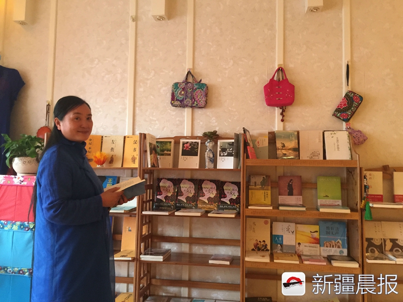 乌鲁木齐读书达人何志涓:把家改造成了读书社
