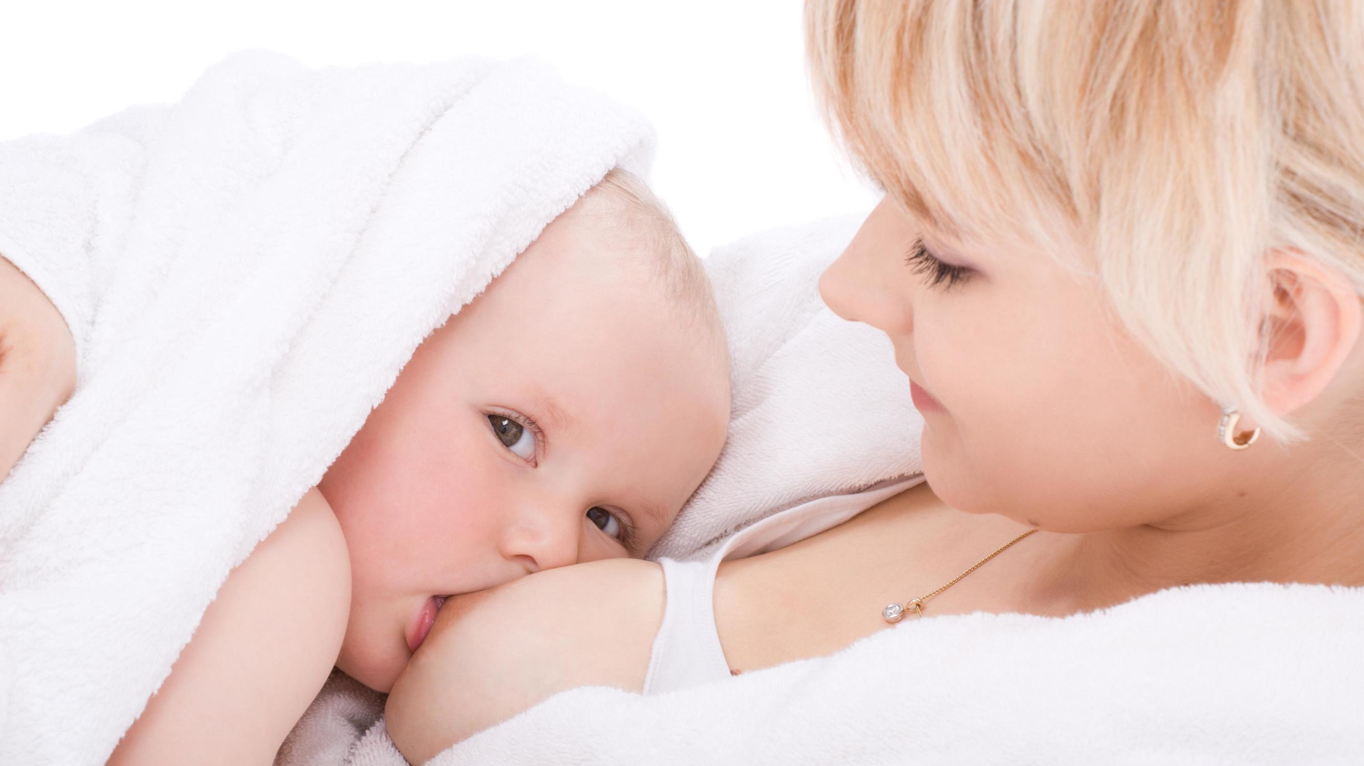 奶水特别多宝宝吃不饱,奶水太多宝宝吃不赢发脾气