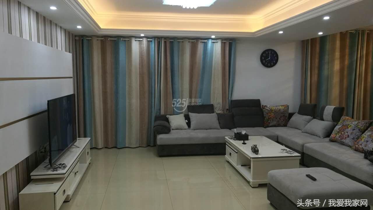 楼梯在正中,楼梯小横梁凸出墙体