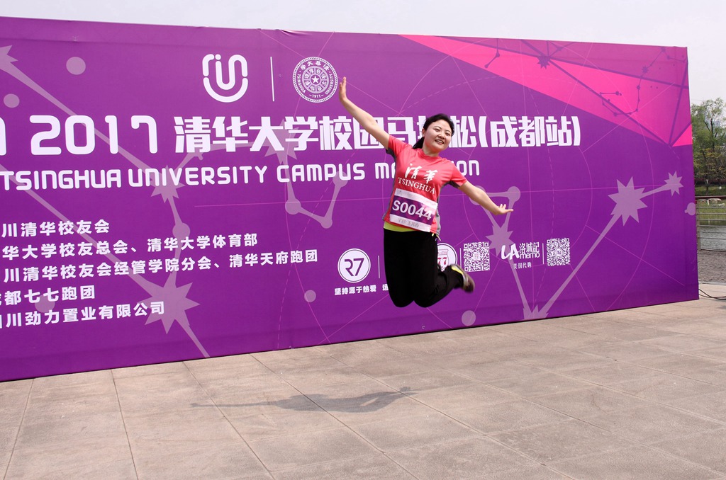 环球同跑迎校庆，清华校友锦城湖畔展英姿（原创）