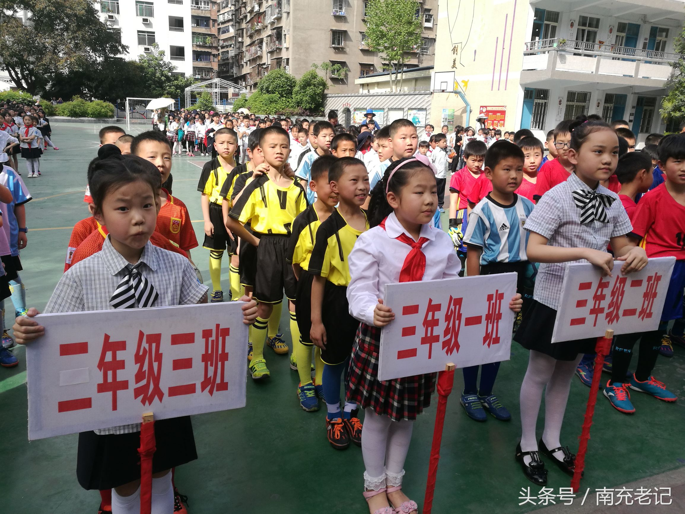 南充顺庆区中小学生篮球比赛,南充仪凤街小学的足球比赛