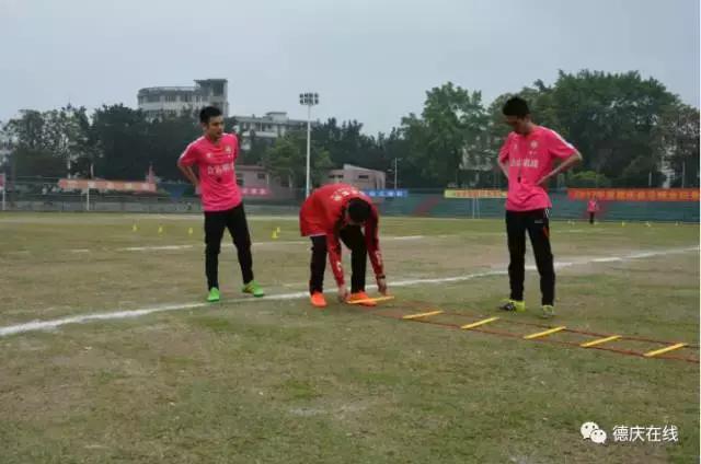 小孩学踢足球视频,小朋友学踢足球视频