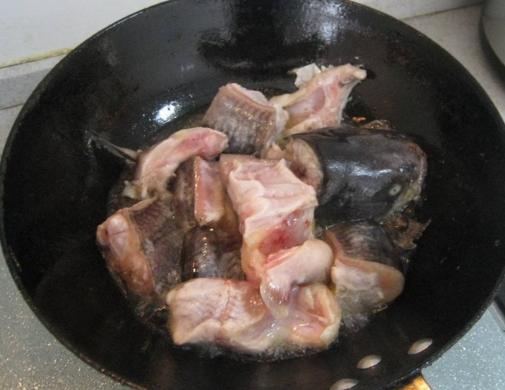 大蒜烧鲶鱼一般要烧多少分钟,大蒜烧鲶鱼要去黏液嘛