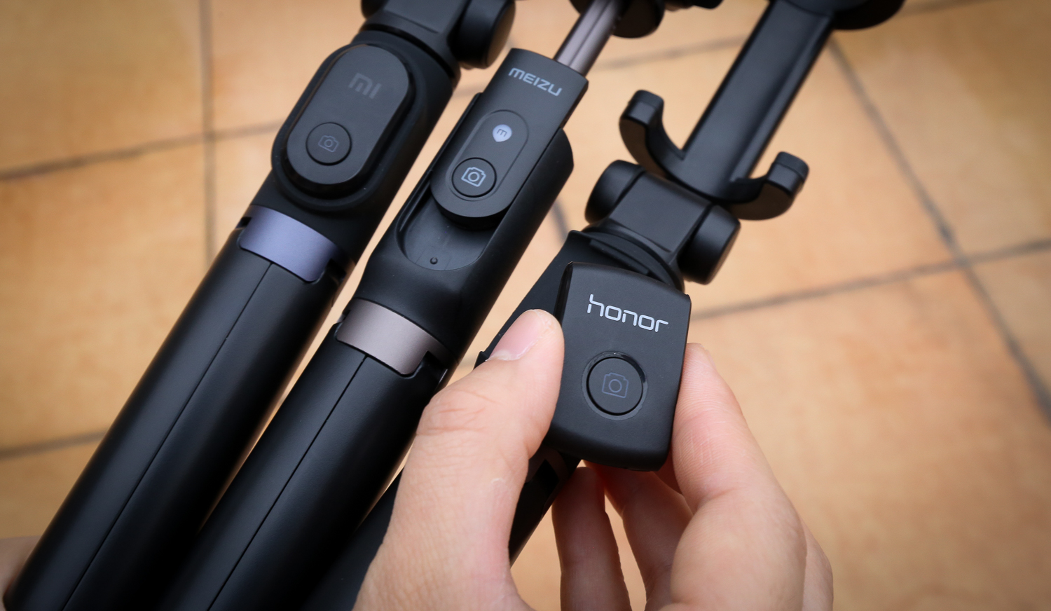 荣耀和小米手机哪个拍照更好,魅族蓝牙自拍杆评测