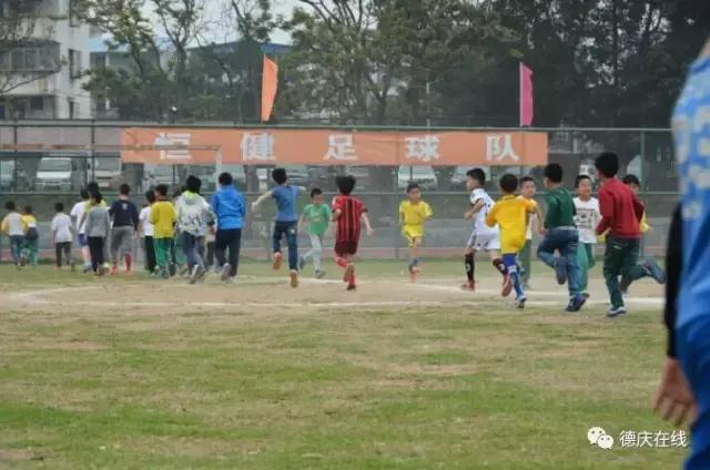 小孩学踢足球视频,小朋友学踢足球视频