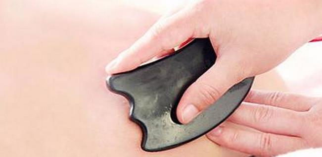 刮痧真的能去火吗？一男星录节目病倒刮痧去火引争议