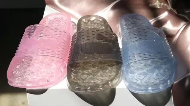 国外“天后”代言的潮鞋，怎么感觉就是街边常见的塑料拖鞋呢