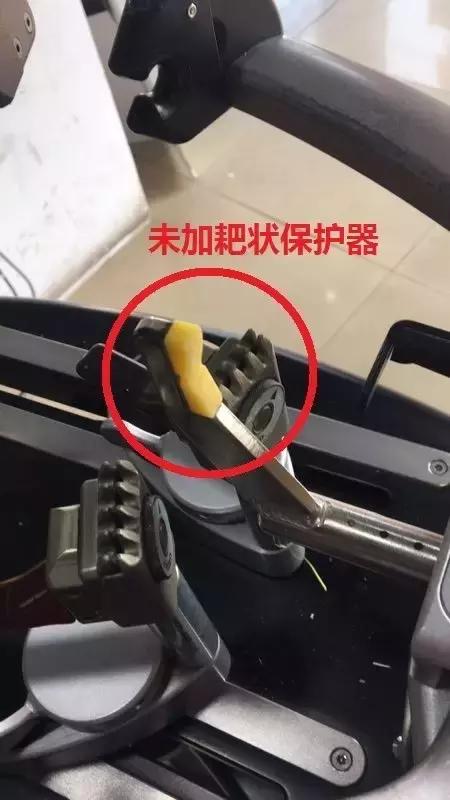 遭遇野鸡穿线师，看一把上千元的高端羽毛球拍如何被毁