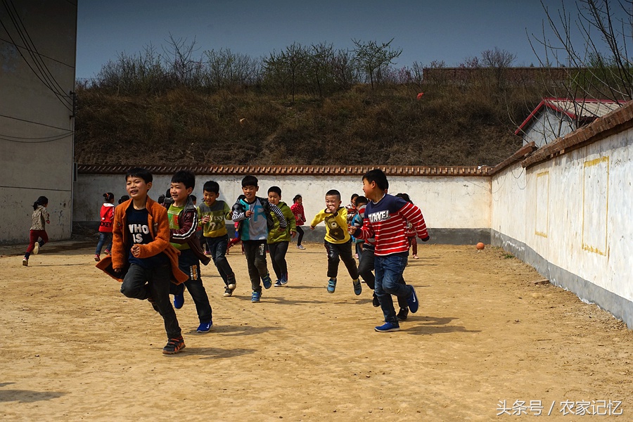 鲁山有个古村落，农村小学建支足球队，还挺像样