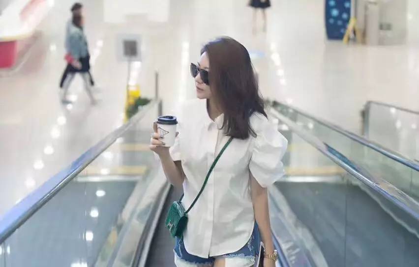 杨幂的机场秀终于更新了,杨幂又秀新穿搭