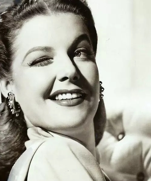 矮胖女孩丑照被人寄给选美赛，她竟因此赢得大奖踏上璀璨星途