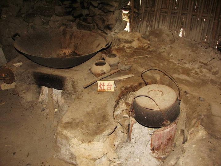 田东大石山区有个别墅村，蔬菜种在屋顶上