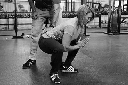 专家讲标准深蹲,居家不做深蹲练大腿肌肉正确动作