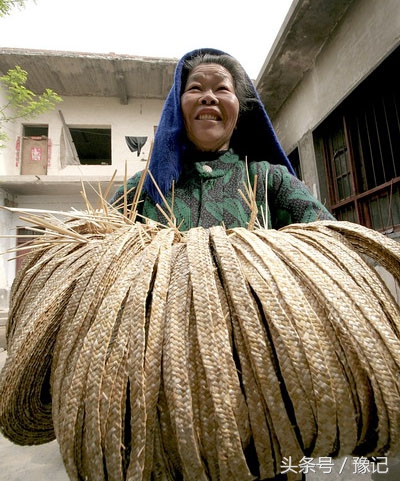 河南有一种工艺品，叫草帽缏