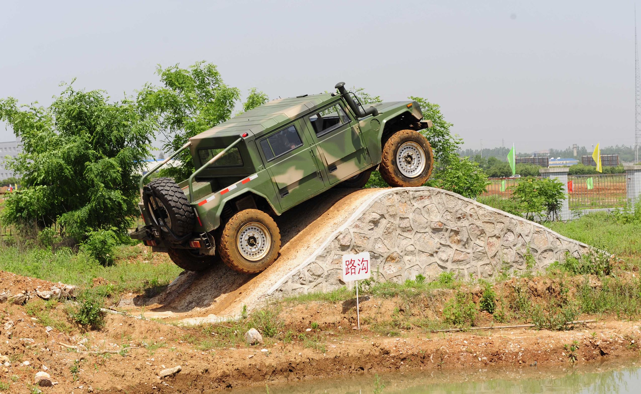 车标有点像保时捷的越野车,有点像倒三角形车标的越野车