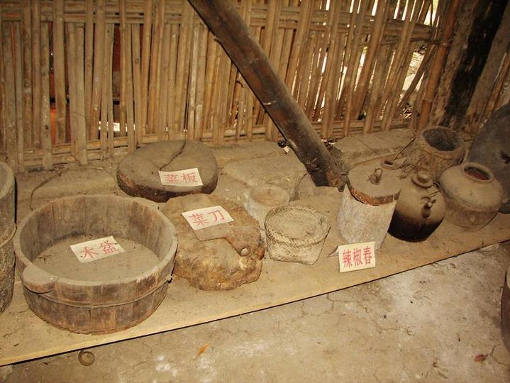 田东大石山区有个别墅村，蔬菜种在屋顶上