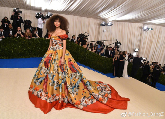 大幂幂大表姐美得稳妥可我更喜欢“玩很大”的日日和水果姐！