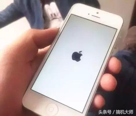 iphone死机了怎么强行关机,iphone突然白苹果怎么办