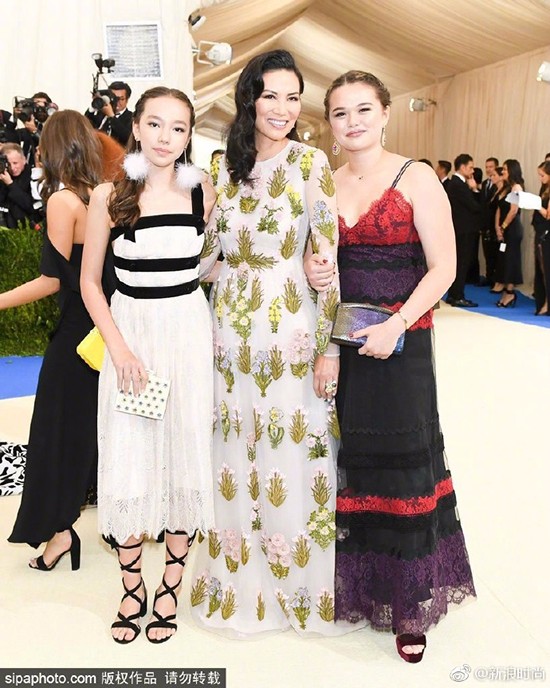 大幂幂大表姐美得稳妥可我更喜欢“玩很大”的日日和水果姐！