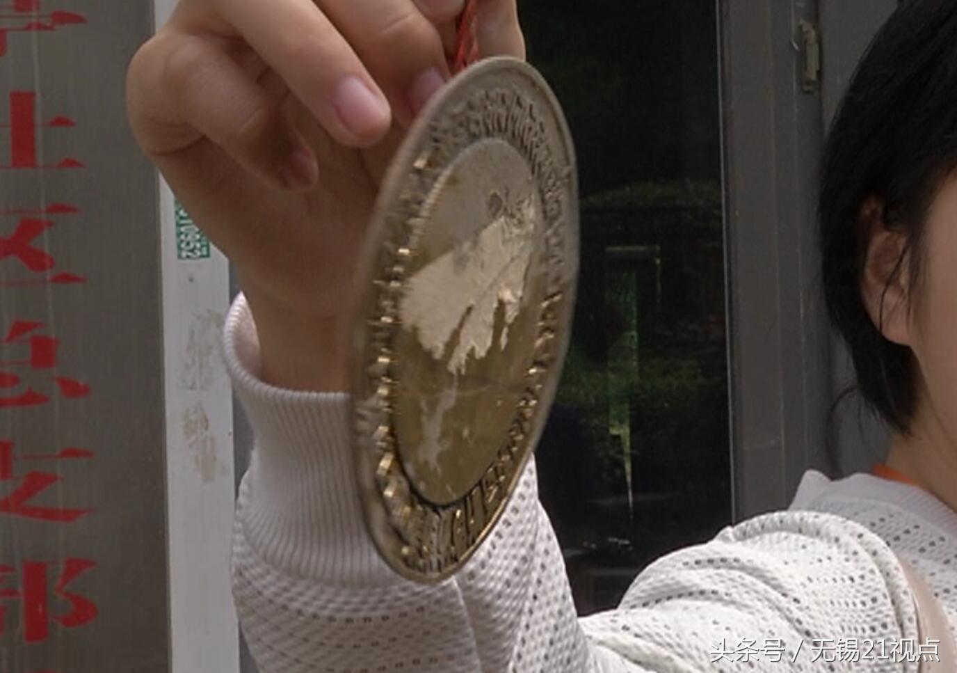 八卦镜高挂大门口邻里“斗法”伤感情