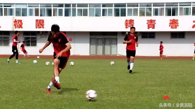 刻苦训练足球,刻苦训练奋勇拼搏争创佳绩