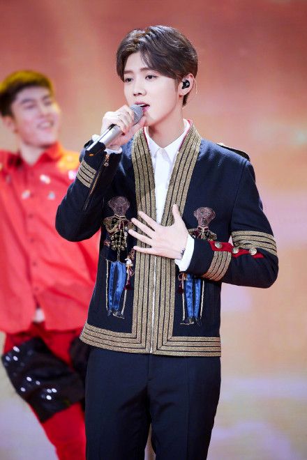 鹿晗“激扬青*梦春**”五四优秀青年,玩会身穿王子装帅气献唱