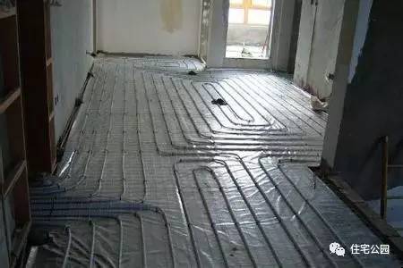 屋里地面返潮怎么解决,地面为什么会返潮怎样处理