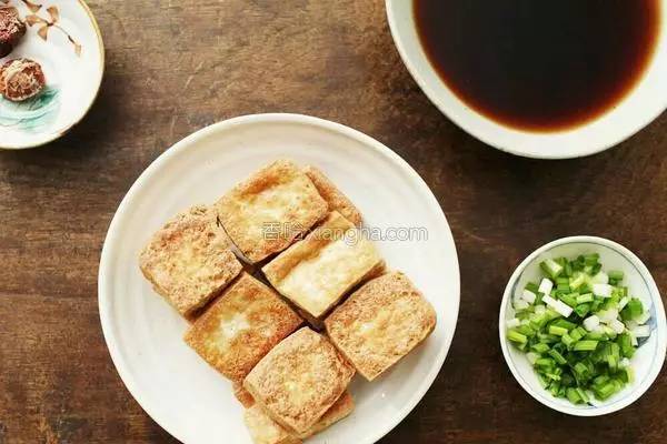 吃素就吃蛋白质丰富得豆腐，好吃到连盘子都能吃掉