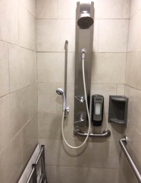 国内创业失败，小伙去加拿大开卡车，待遇丰厚工作轻松，好生羡慕