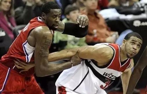 被“五大囧”摧毁的篮球人生，他真的是个脑残吗？