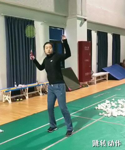 羽毛球杀球过程中挥拍是放松的吗,羽毛球如何挥拍不伤手腕与肘关节